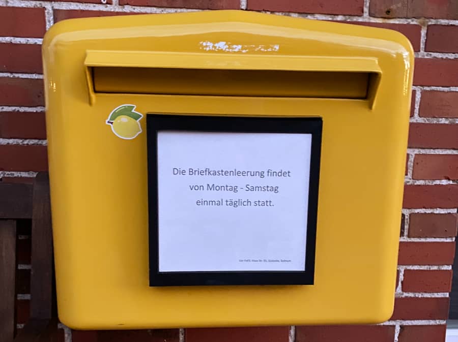 Briefkasten mit der Aufschrift: „Leerung findet Montag – Sonntag einmal täglich statt“